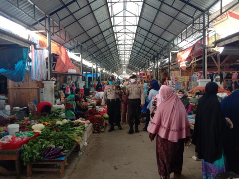 Masuk Pasar, Binmas Polres Enrekang Ingatkan Warga Jaga Jarak