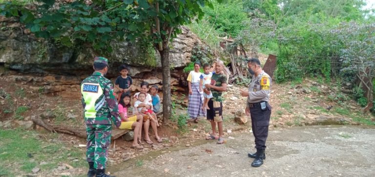 Tanpa Henti, Bhabinkamtibmas Polsek Balocci Ingatkan Warga Tidak Keluar Rumah Hingga Physical Distancing