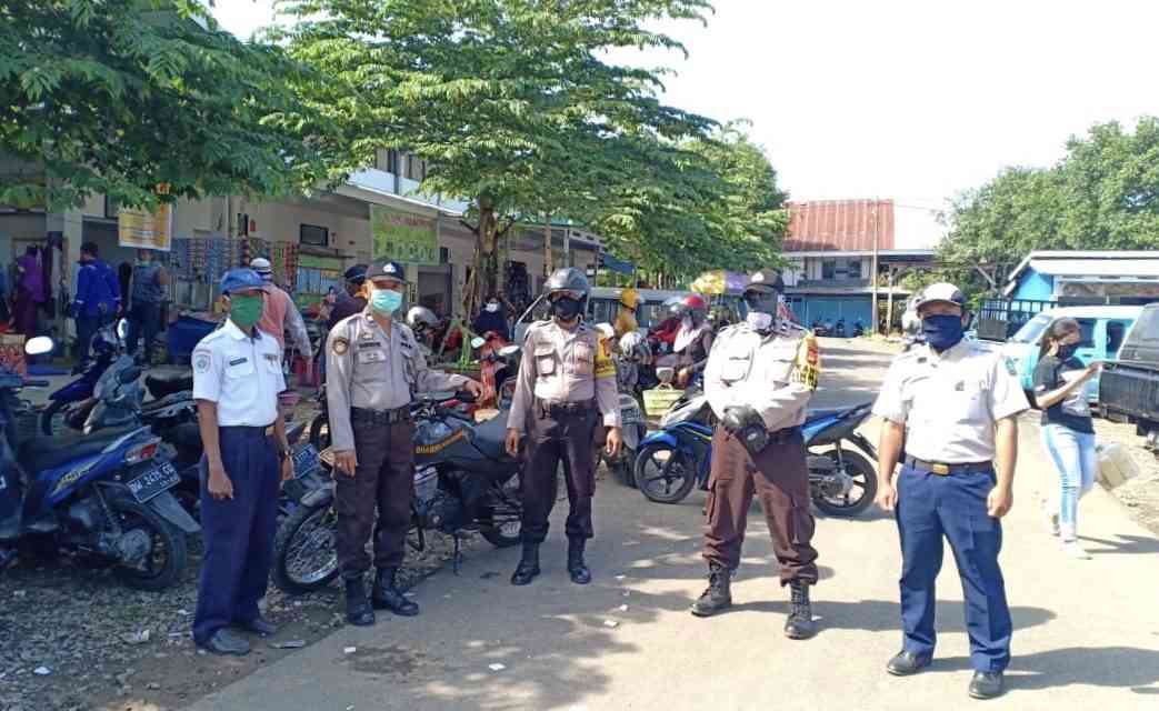 Beri Himbauan Physical Distancing, Cara Kasi Humas Polsek Liliriaja Putus Rantai Covid-19