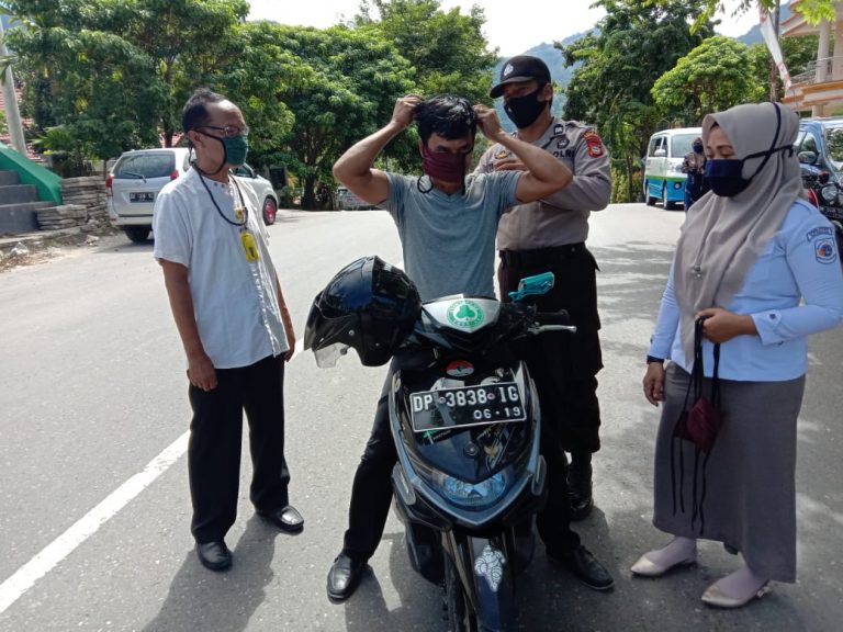 Ditengah Covid-19, Binmas Polres Enrekang Bagikan Masker kepada Pengendara