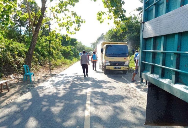 Cegah Covid-19, Bhabinkamtibmas Polres Palopo Semprot Disinfektan Kendaraan di Perbatasan Toraja-Palopo