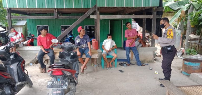 Pastikan Maklumat Kapolri Diindahkan, Personel Polres Pangkep Datangi Warga yang Berkumpul