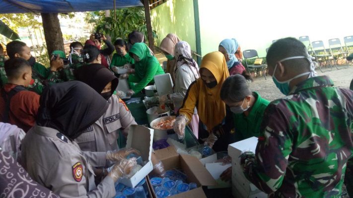 Bangun Dapur Umum, Cara TNI-Polri di Palopo Bantu Warga Terdampak Covid-19