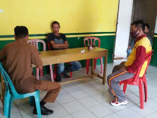 Sambangi Warga, Bhabinkamtibmas Polres Palopo Ajak Warga Patuhi Maklumat Kapolri