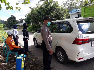 Tetap Konsisten, Bhabinkamtibmas Polres Palopo Lakukan Penyemprotan Disinfektan di Perbatasan