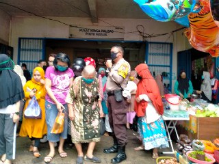 Pastikan Protokol Kesehatan Dipatuhi, Bhabinkamtibmas Polsek Wara Sambangi Pasar