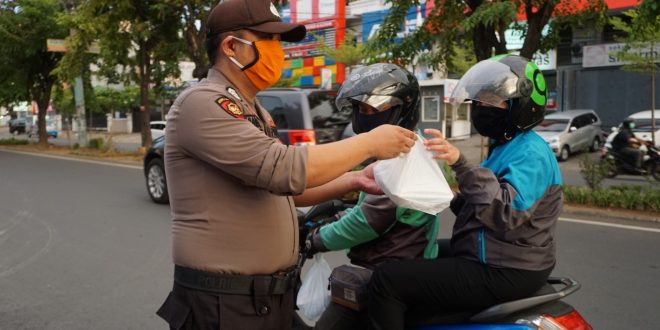 Bagi Bagi Takjil, Warga Makassar Apresiasi Personel Polsek Panakkukang