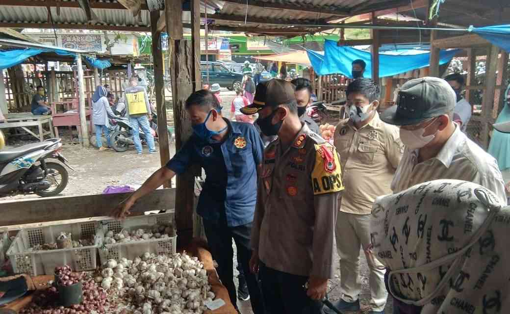 Pastikan Harga Sembako Stabil, Kapolres Soppeng Masuk Pasar