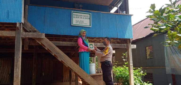 Program Religi Kapolres Pangkep, Bagikan Al Quran ke TPA-TPA di Kampung