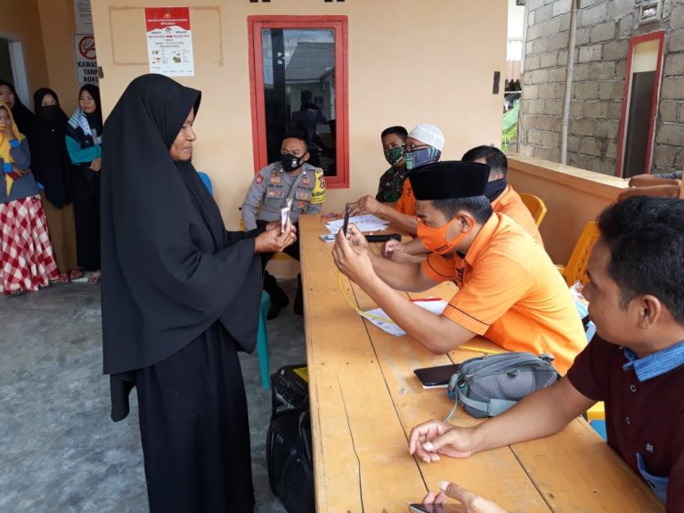 Pastikan Tepat Sasaran, Bhabinkamtibmas Polsek Mappakasunggu Kawal Penyaluran BST