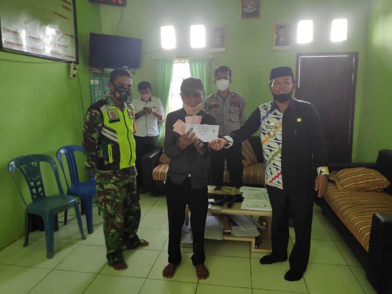 Antisipasi Penyalahgunaan, Bhabinkamtibmas Polsek Alla Kawal Penyaluran Bansos