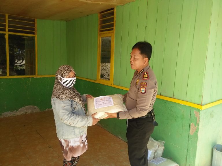 Bantu Warga Terdampak Covid-19, Kapolsek Malua Berikan Bantuan Sembako