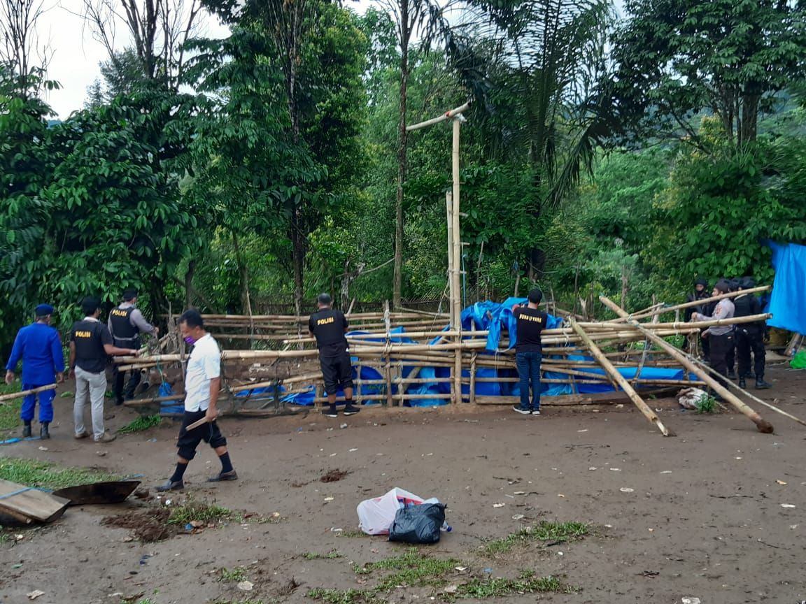 Berantas Penyakit Masyarakat, Kapolres Sinjai Turun Langsung Gerebek Judi Sabung Ayam