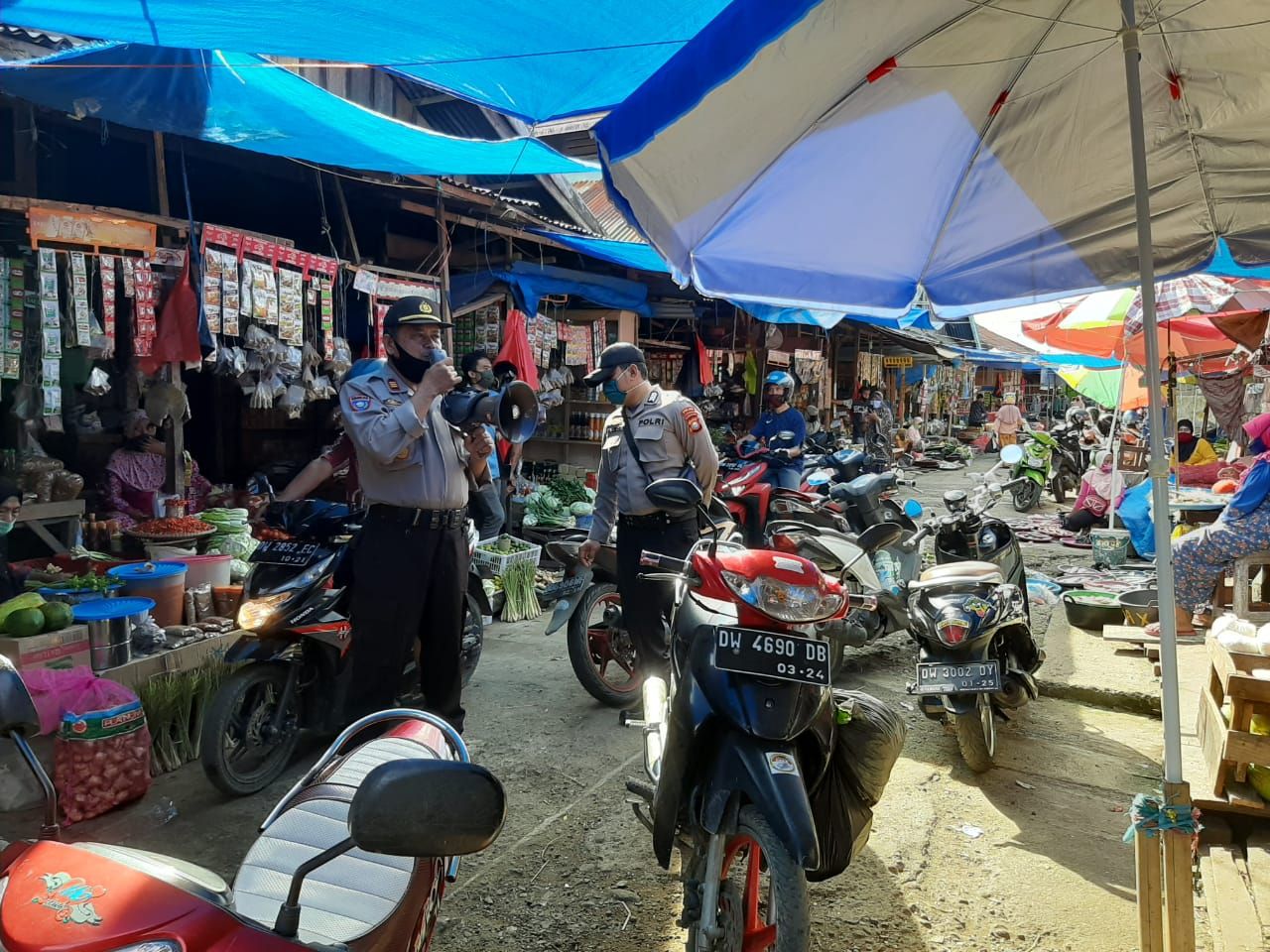 Masuk Pasar, Kasat Binmas Polres Sinjai Himbau Warga Tetap Dirumah