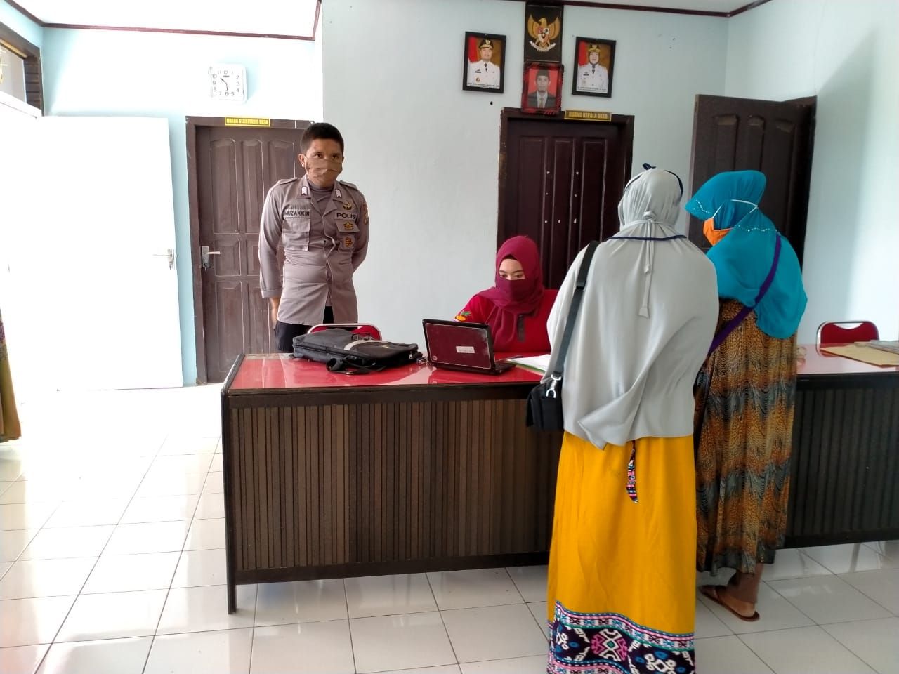 Pastikan Tepat Sasaran, Personel Polsek Sinjai Timur Kawal Penyaluran Bansos PKH