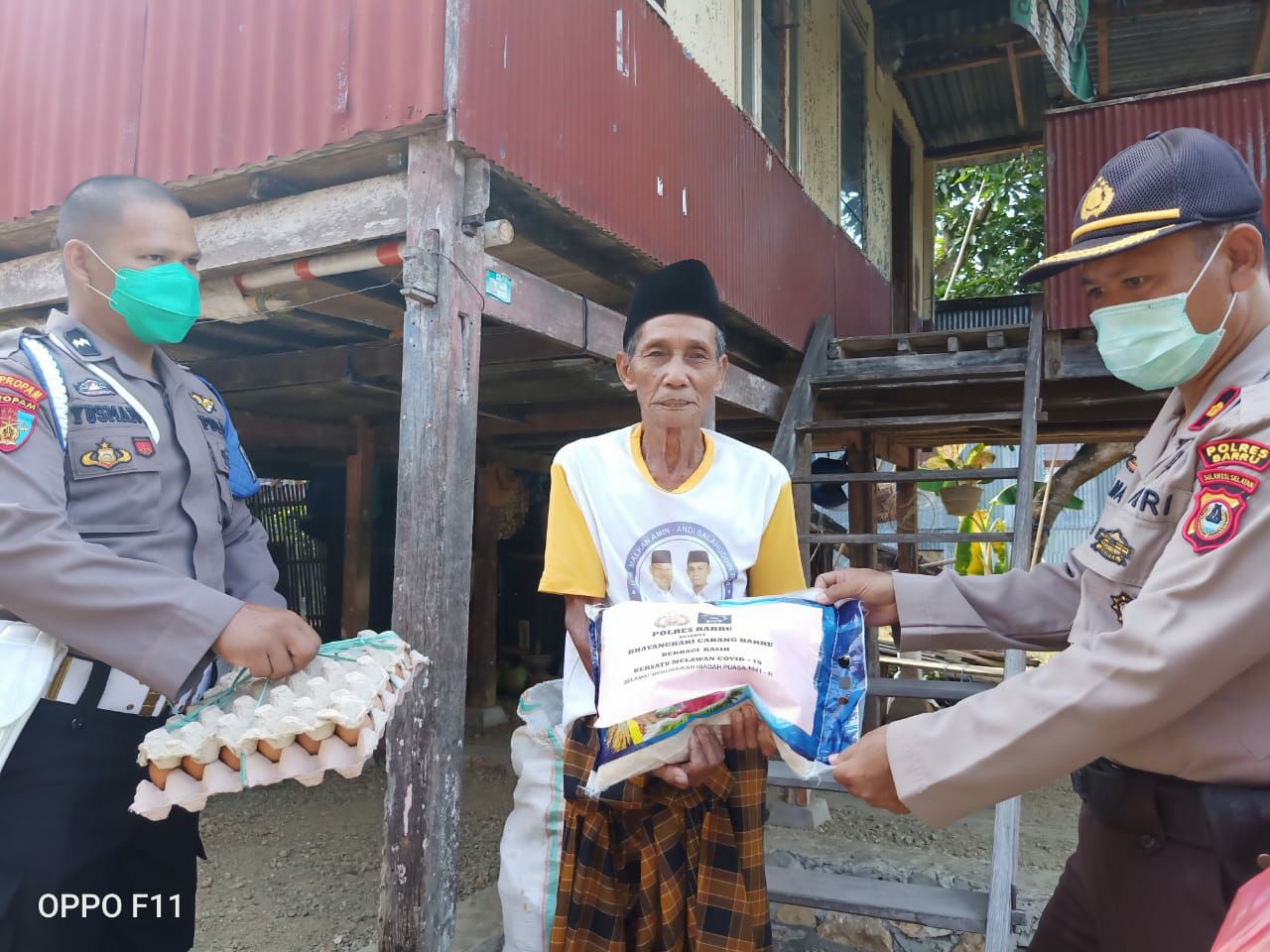 Belum Dapat Bantuan, Polres Barru Berikan Sembako kepada Warga Kurang Mampu