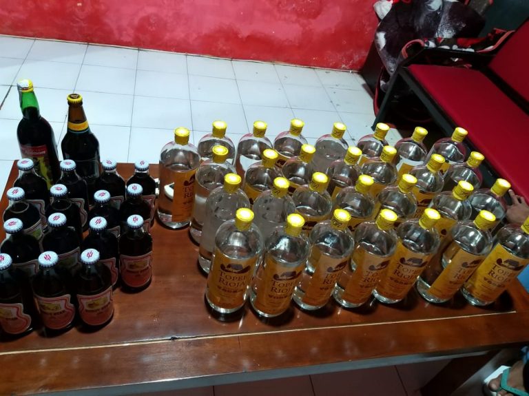 Razia Miras, Polres Sinjai Amankan Puluhan Botol Miras Berbagai Merk