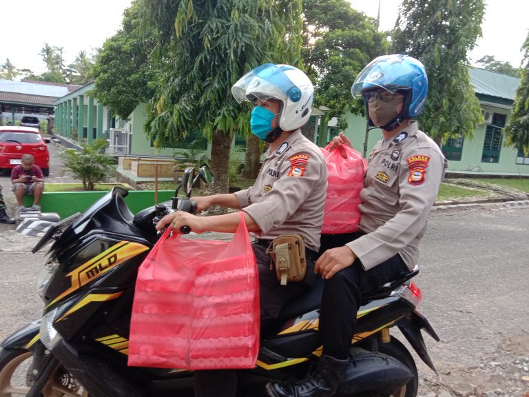 Ditengah Pandemi Covid-19, Satbinmas Polres Enrekang Terus Berbagi Makanan