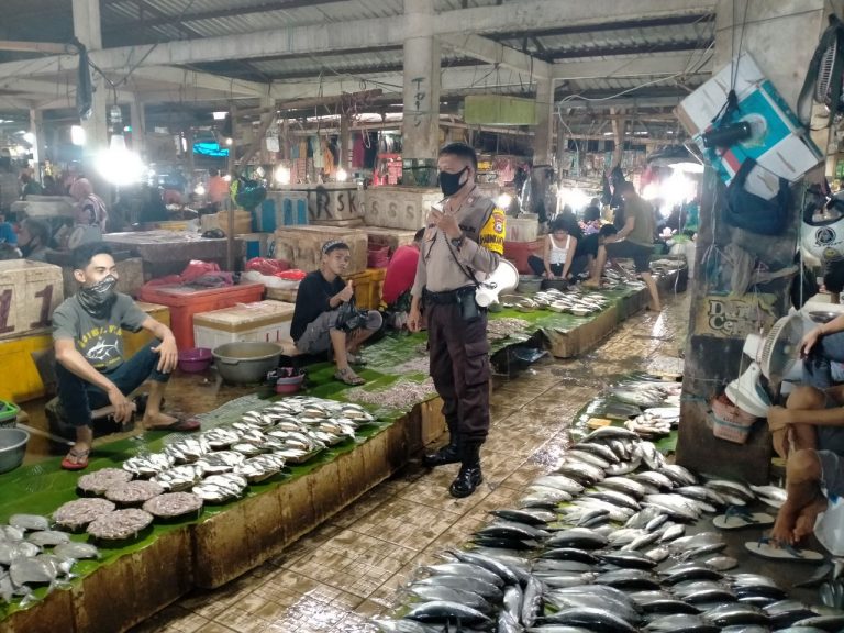 Masuk Pasar, Bhabinkamtibmas Polsek Wara Himbau Pedagang Pakai Masker dan Sarung Tangan