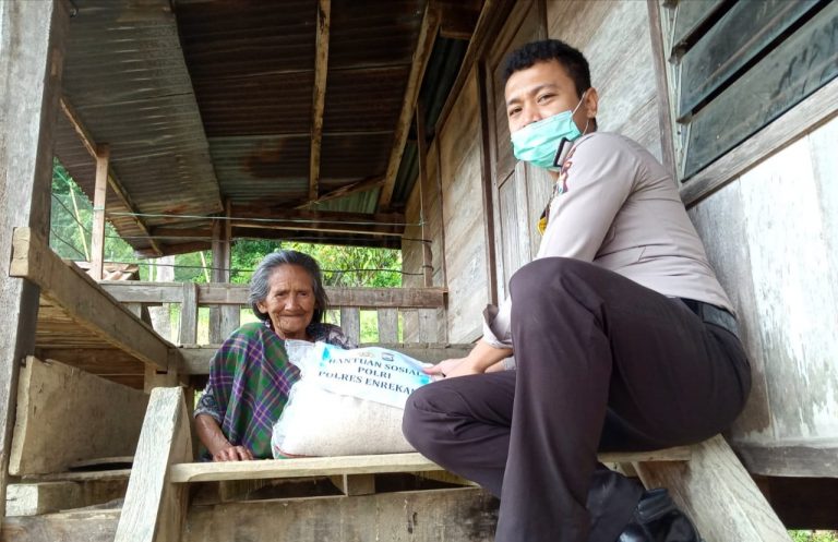 Dari Rumah Kerumah, Personel Polsek Anggeraja Bagikan Sembako ke Warga Miskin