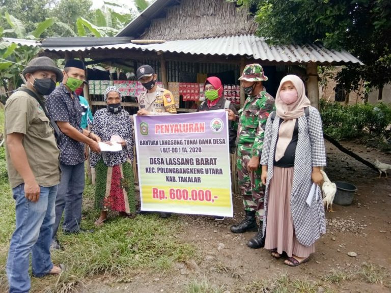 Pastikan Berjalan Lancar, Bhabinkamtibmas Polsek Polut Kawal Penyaluran BLT DD