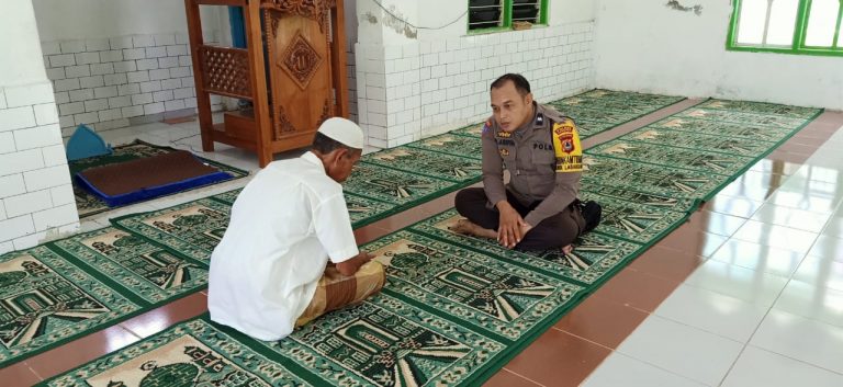 Temui Pengurus Masjid, Bhabinkamtibmas Polres Pangkep Ajak Taati Himbauan Pemerintah