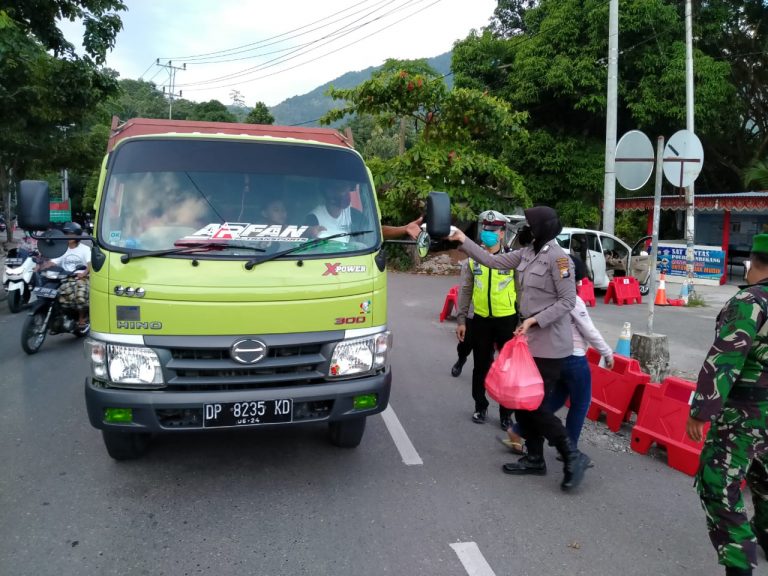 Polres Enrekang Terjunkan Polwan Bagikan Takjil kepada Pengemudi yang Melintas