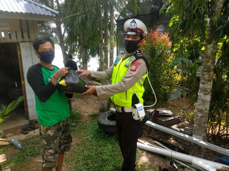 Polantas Peduli, Kanit Dikyasa Polres Enrekang Bagikan Sembako ke Warga Terdampak Covid-19