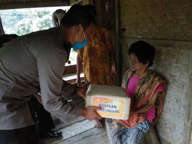 Peduli Warga Kurang Mampu, Kapolres Enrekang Berbagi Sembako di Kampung Kalepe