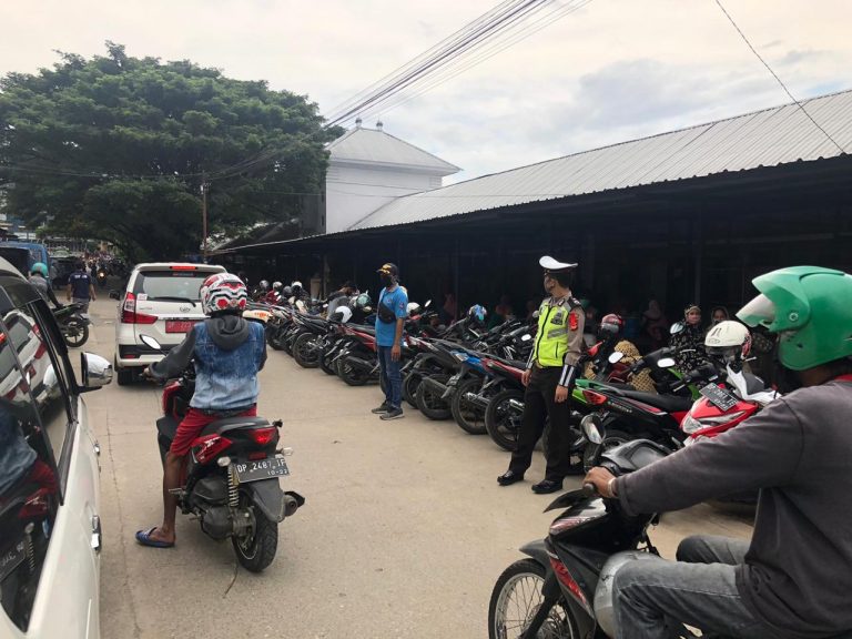 Cegaj Covid-19, Satlantas Polres Enrekang Himbau Pengunjung Pasar Terapkan Physical Distancing