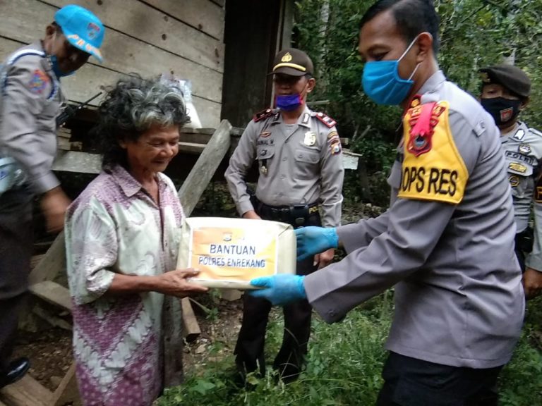 Ringankan Beban Warga Terdampak Covid-19, Kapolres Enrekang Beri Bantuan Sembako