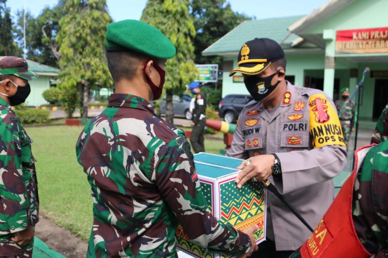 Bangun Sinergitas, Kapolres Takalar Bagikan Bingkisan ke Prajurit Kodim Takalar