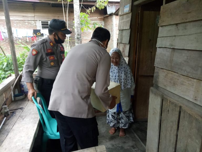 Peduli Warga Terdampak Covid-19, Kapolres Enrekang Turun Langsung Beri Bantuan