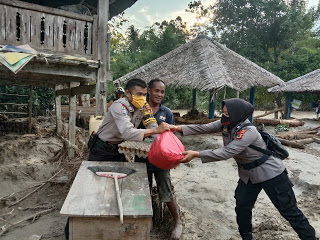 Ringankan Beban Korban Banjir, Polisi di Luwu Utara Beri Bantuan Sembako