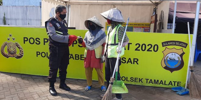 Patut Ditiru, Ditengah Kesibukan Tugas Polisi Ini Santuni Petugas Kebersihan
