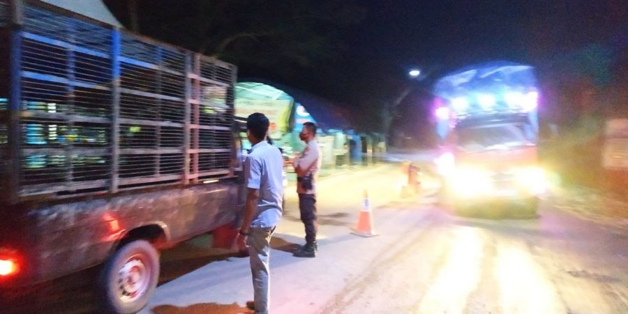 Berjaga di Perbatasan, Sabhara Polres Luwu Utara Semprot Disinfektan Mobil yang Melintas