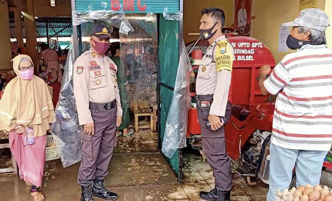 Masuk Pasar, Kapolsek Marioriawa Ingatkan Warga Pakai Masker