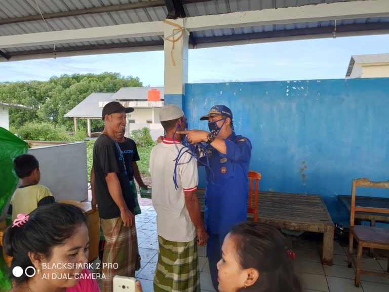 Sambangi Masyarakat Pesisir di Kampung Nelayan, Polres Pangkep Bagi Bagi Masker