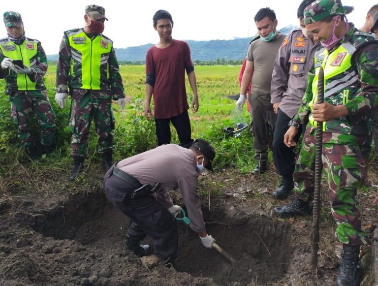 Begini Aksi Kapolsek Segeri dan Tim Saat Menggali Kubur Jenazah Covid-19