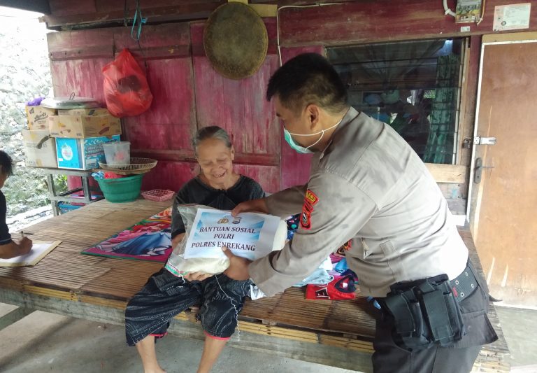 Ringankan Beban Warga Terdampak Covid-19, Bhabinkamtibmas Polres Enrekang Bagikan Sembako