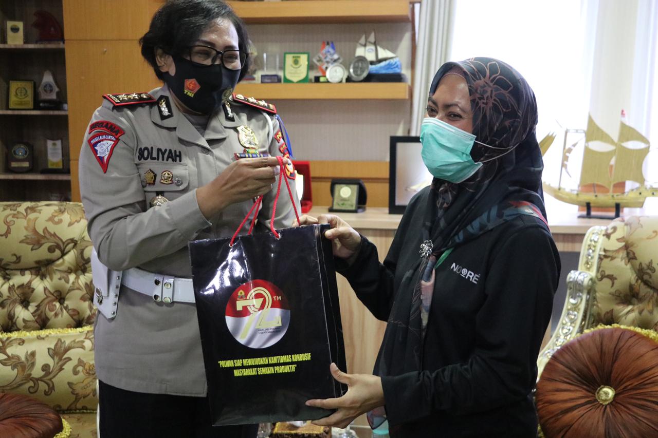 Sambut HUT Polwan Ke-72, Polwan Polda Sulsel Gelar Baksos di Masamba