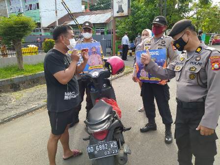 Disiplinkan Warga Terapkan Prokes, Personil Polsek Makassar Gelar KKYD