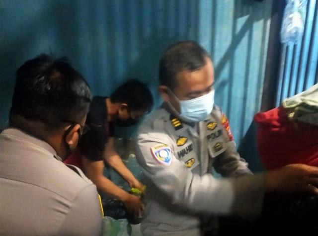 Waka Polsek Manggala Pimpin Pengecekan Barang Bawaan Tahanan