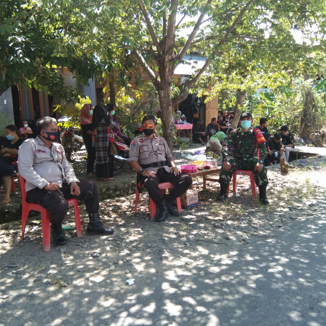 Babinsa bersama dan anggota jaga melakukan pengamanan upecara “Rambu solo”.