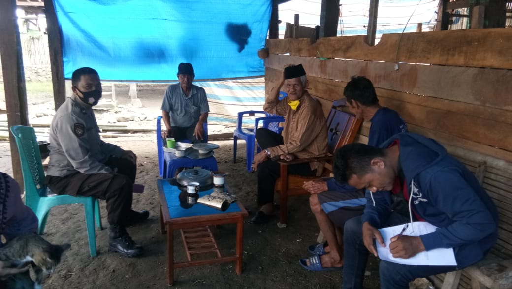 Bhabinkamtibmas Polsek Ajangale Temui Warga Yang Akan Gelar Pesta Pernikahan