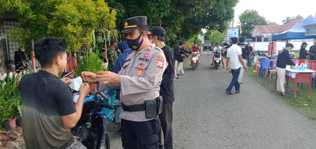 Kapolsek Lembang Membagikan Masker