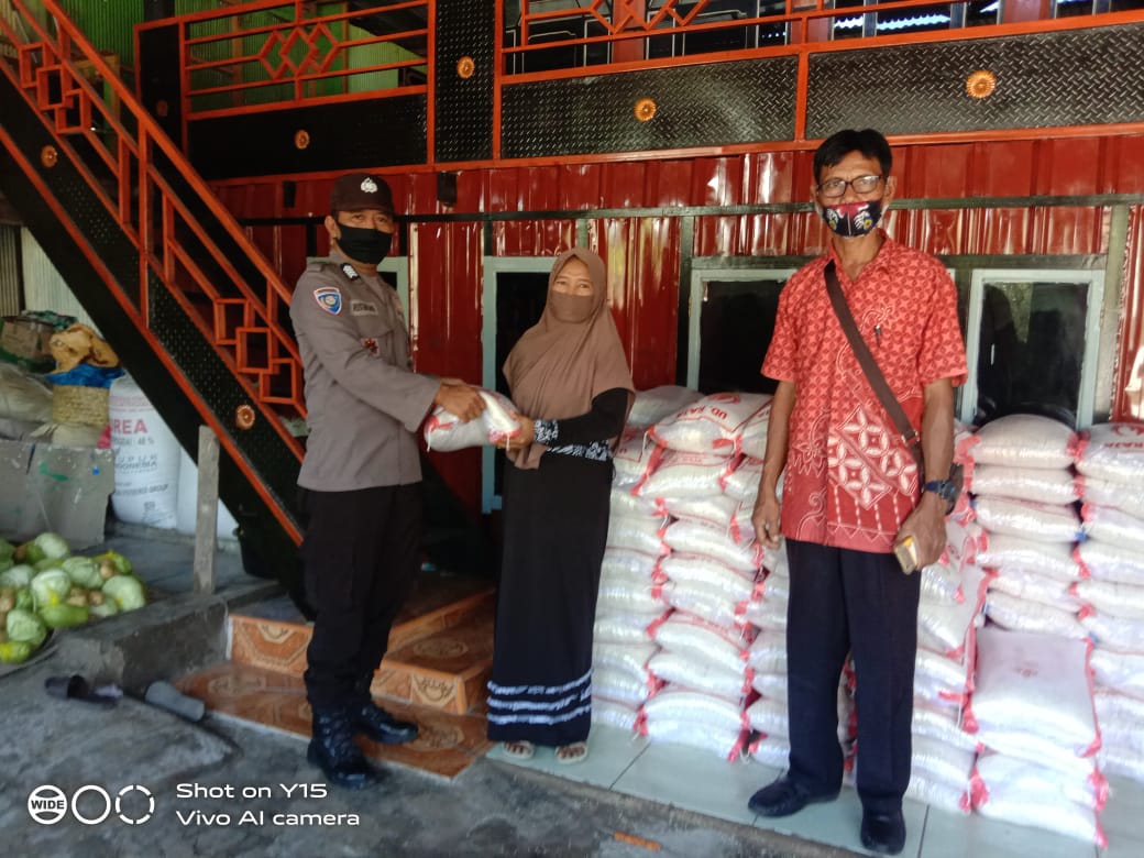 Bhabinkamtibmas Balang loe Polsek Arungkeke Pantau Penyaluran BPNT