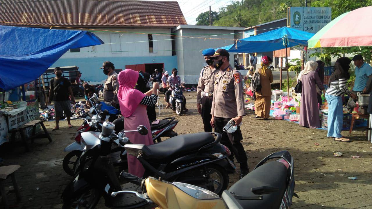 Kapolsek Sinjai Timur Pimpin Ops Yustisi Sasar Pasar Tradisional Edukasi Warga 5M Prokes