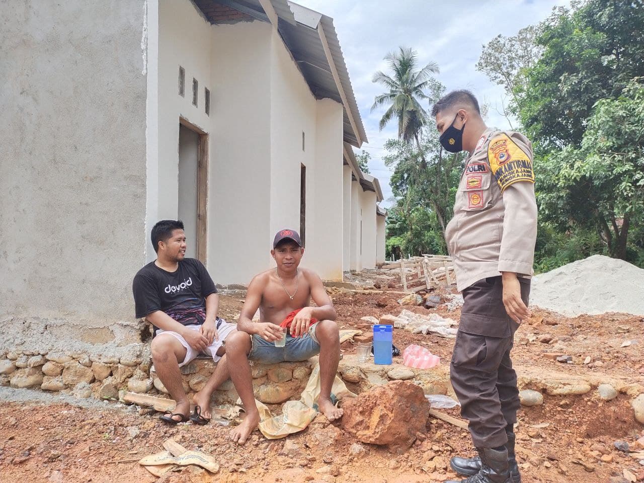Bripka Dharvan Mardil Tegur Warganya yang Tidak Memakai Masker