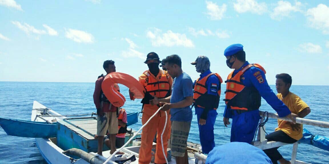 Hilang Saat Memancing Dilaut, Dua Pemuda Di Bone Ditemukan Oleh Tim SAR Gabungan Satpolair Polres Bone